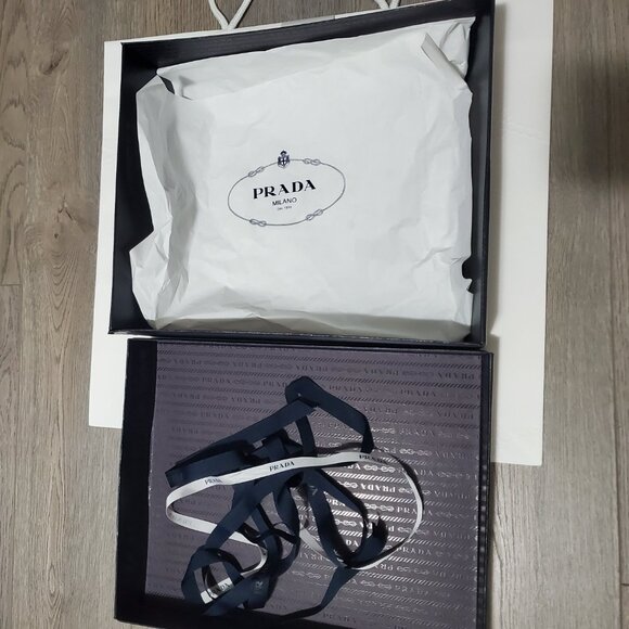 Prada shopping bag and box - Picture 4 of 4